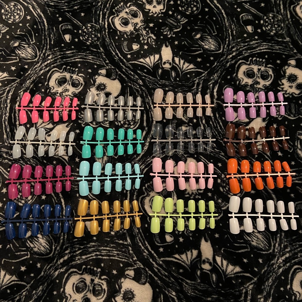 16 Acrylic Square/Oval Nails